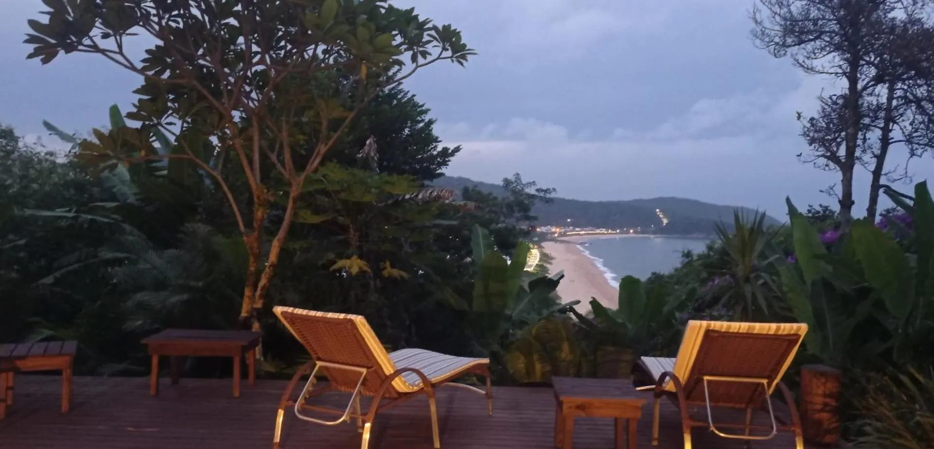Apto Terreo Com Jardim - Praia Do Estaleiro- Balneario Camboriu